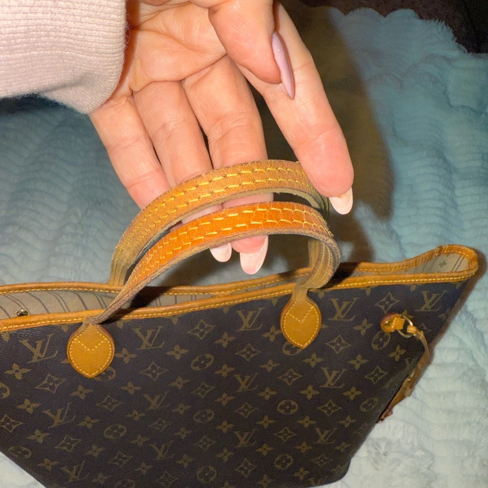 Louis Vuitton Monogram Canvas Tote with Vachetta Trim - Brown & Tan
Size MM - Picture 4 of 8